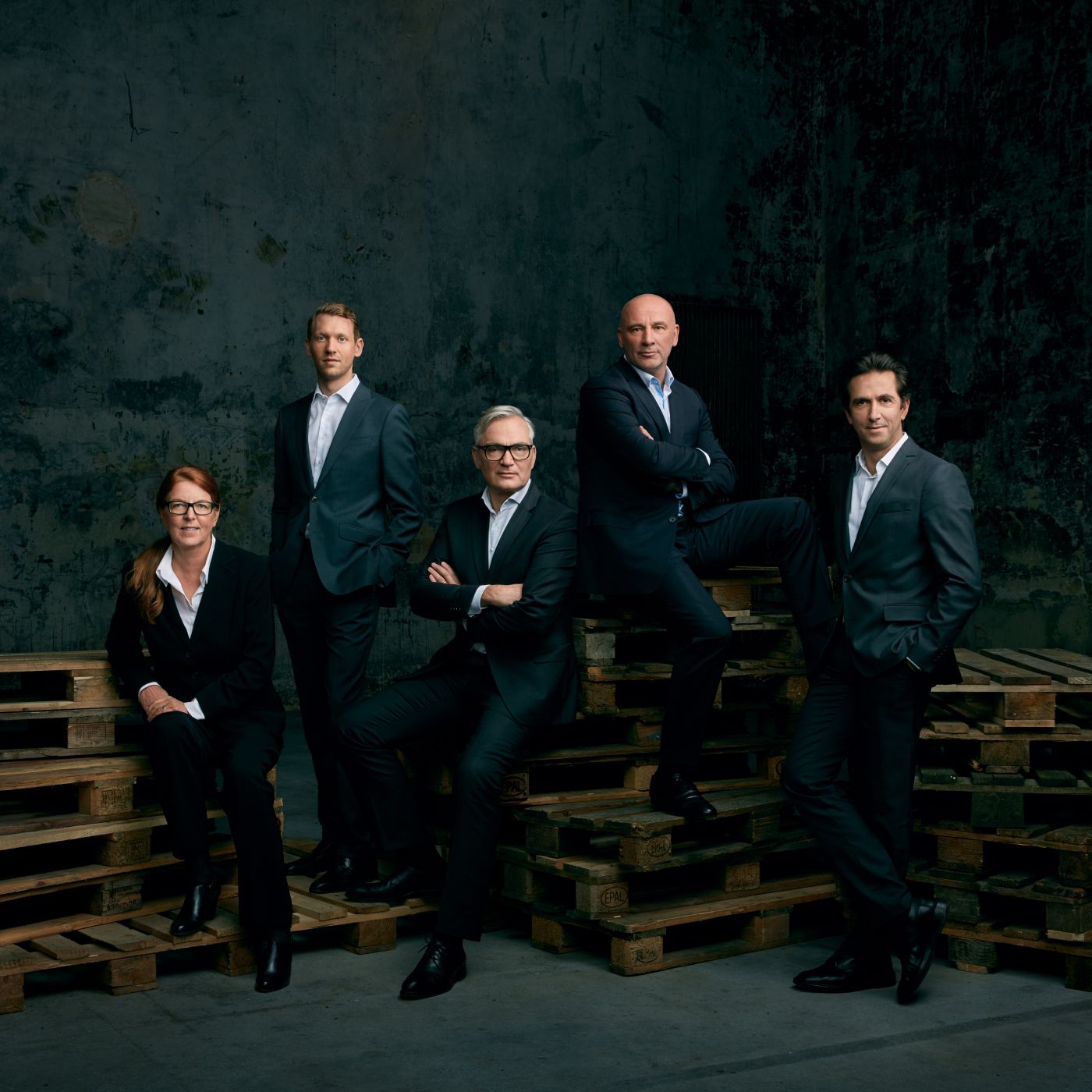 Gruppenportrait eines Vorstands bzw. Aufsichtsrats, einheitlich und professionell inszeniert