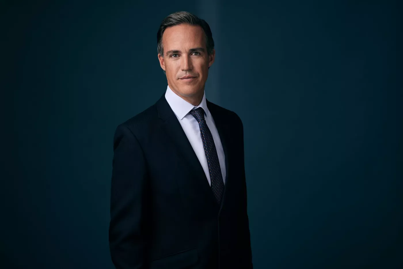 Klassisches Studio-Businessportrait vor dunklem Hintergrund