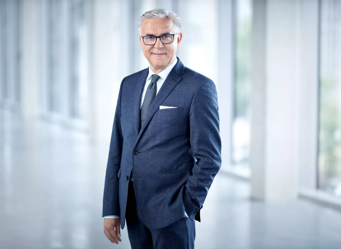 Corporate Portrait eines Managers im modernen Bürofoyer