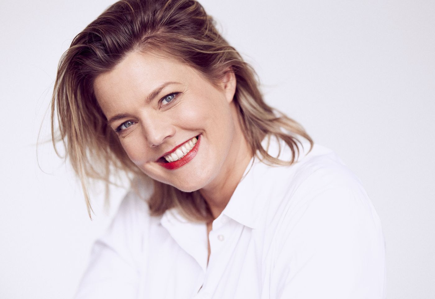Authentisches Businessportrait vor weißem Hintergrund, Headshot für Website und LinkedIn