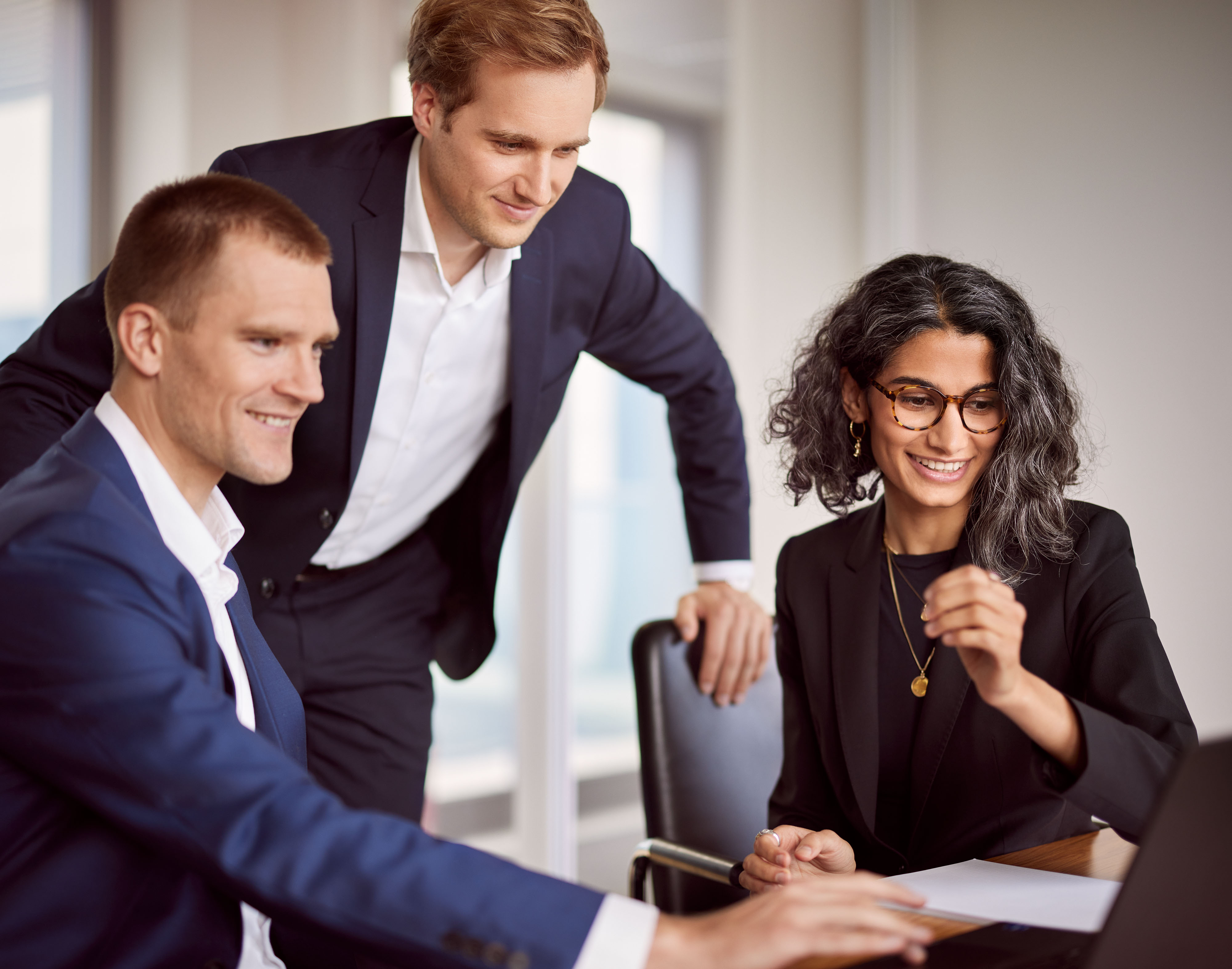 Apricum GmbH, Mitarbeiterportrait, Gruppenportrait, Meeting, Annual Report, Teamfoto, Gruppenbild, Corporate Photographer © Benno Kraehahn, Berlin